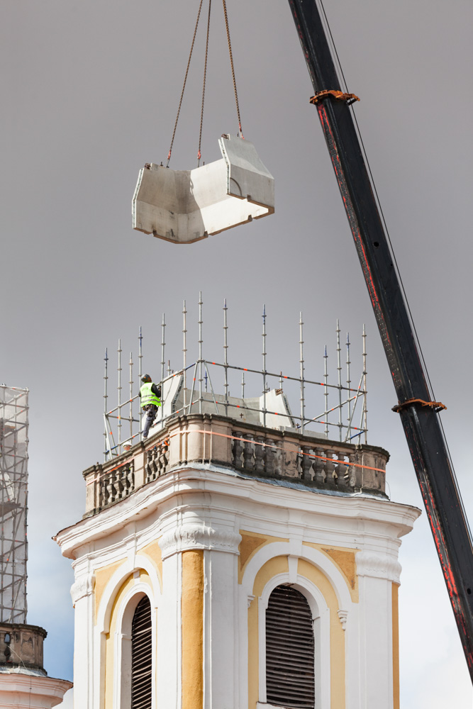 Montaż kopuł na wieży kościoła